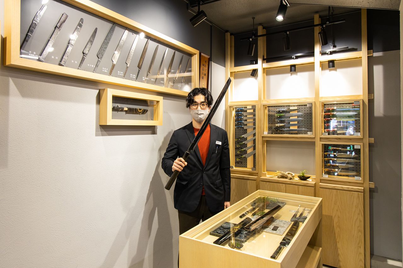 在擺放著各式客製商品的後館，展示了像日本刀一樣長的菜刀。