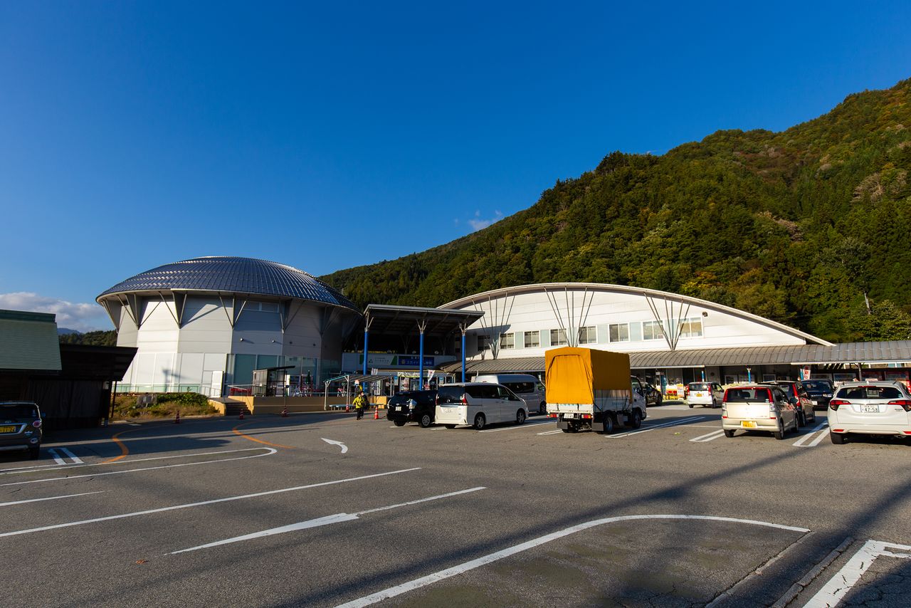 公路休息站「神岡宇宙巨蛋」。左邊的圓頂建築就是神岡實驗室
