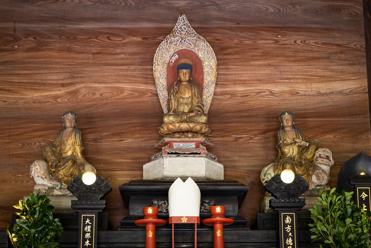 主佛和脅侍菩薩皆來自300多年前的中國，可以看出源自黃檗宗的影響。佛像後方的牆壁「來迎壁」處於西側，令人聯想起位於木紋雲海另一邊的天竺