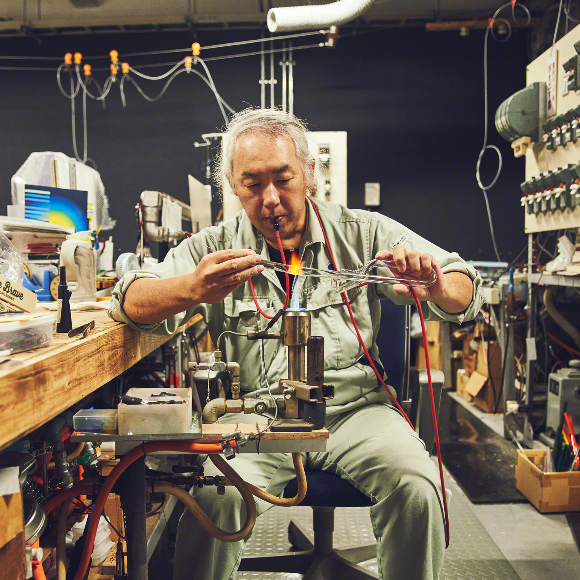 Aoi Neon株式會社的霓虹燈師傅橫山幸宜。他從十幾歲入行,是一位打造了大型廣告塔、招牌等眾多的霓虹燈招牌「霓虹燈大師」(公益社團法人日本霓虹燈協會認定)