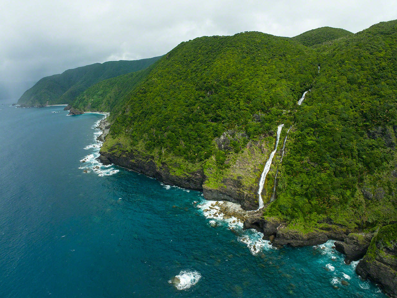 Kurukichi瀑布。落差181m，2121年認定為九州最大瀑布。奄美大島東部海岸線上有許多斷崖絕壁，類似的瀑布分佈甚廣