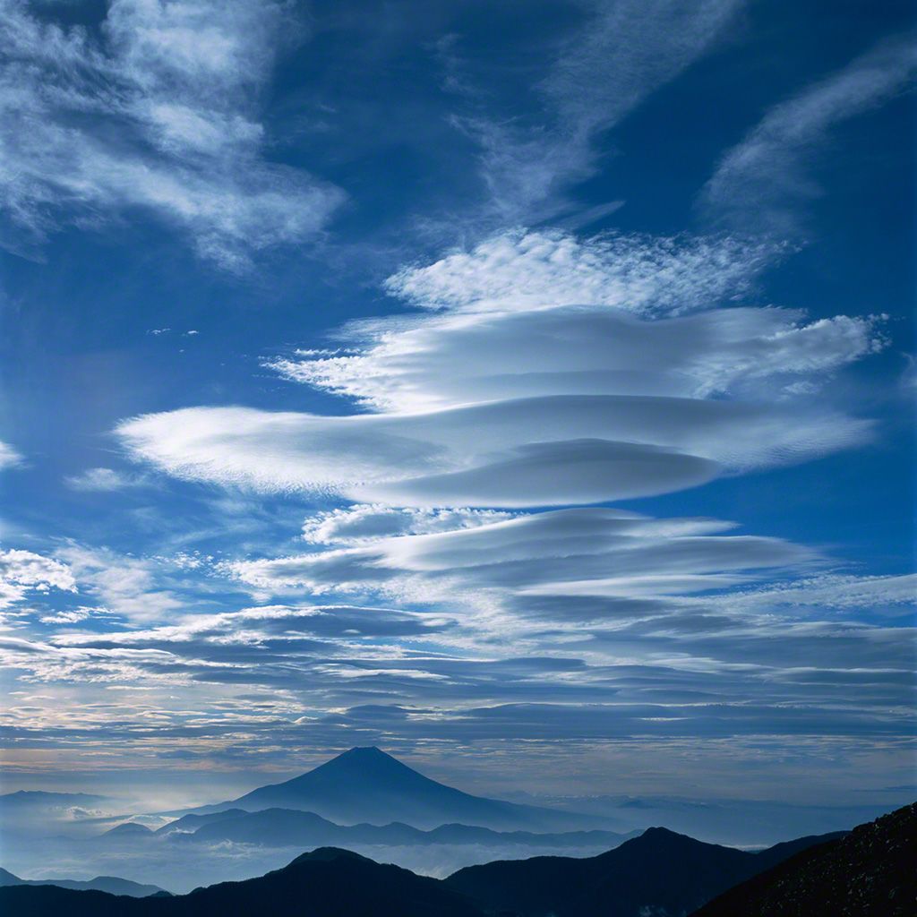 12. 莢狀積雲下的富士。 6月。