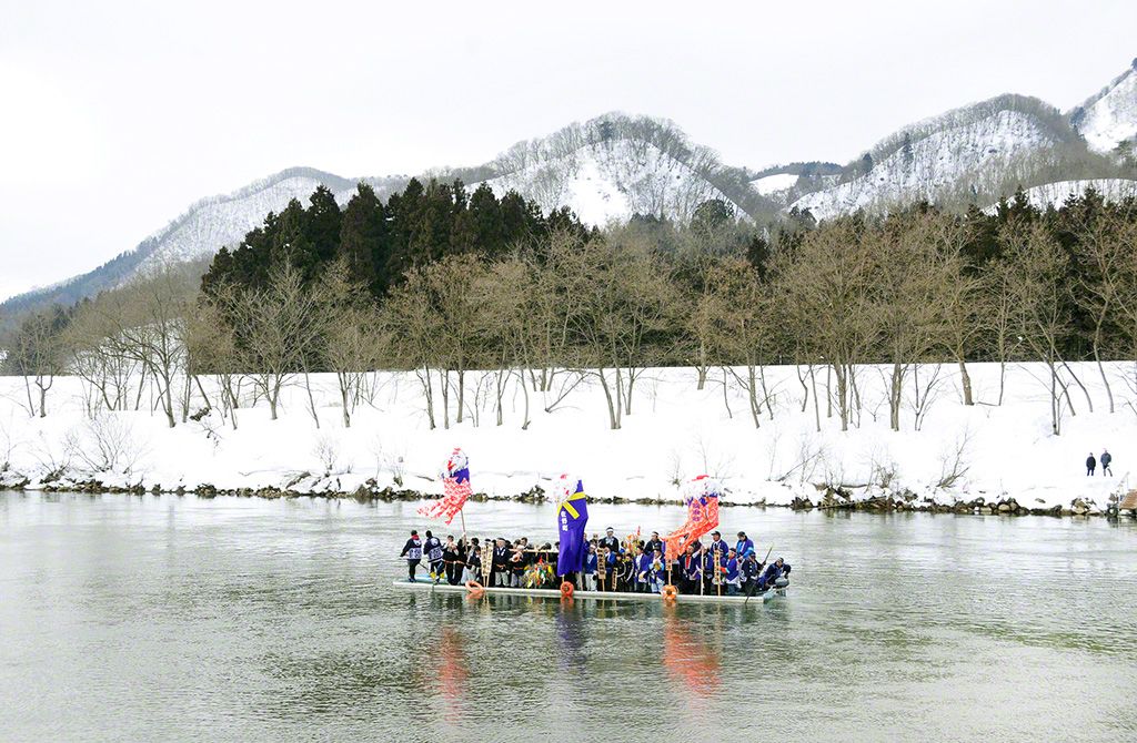 “梵天渡川”當日。供奉梵天的高潮(秋田縣大仙市)