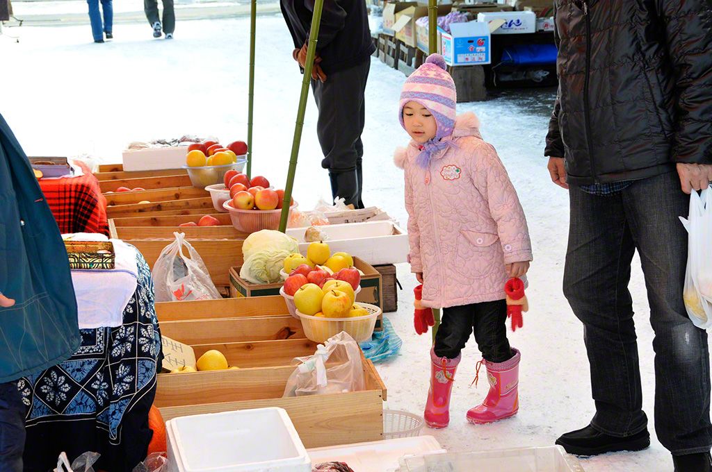 “花輪早市”上的女孩(秋田縣鹿角市)