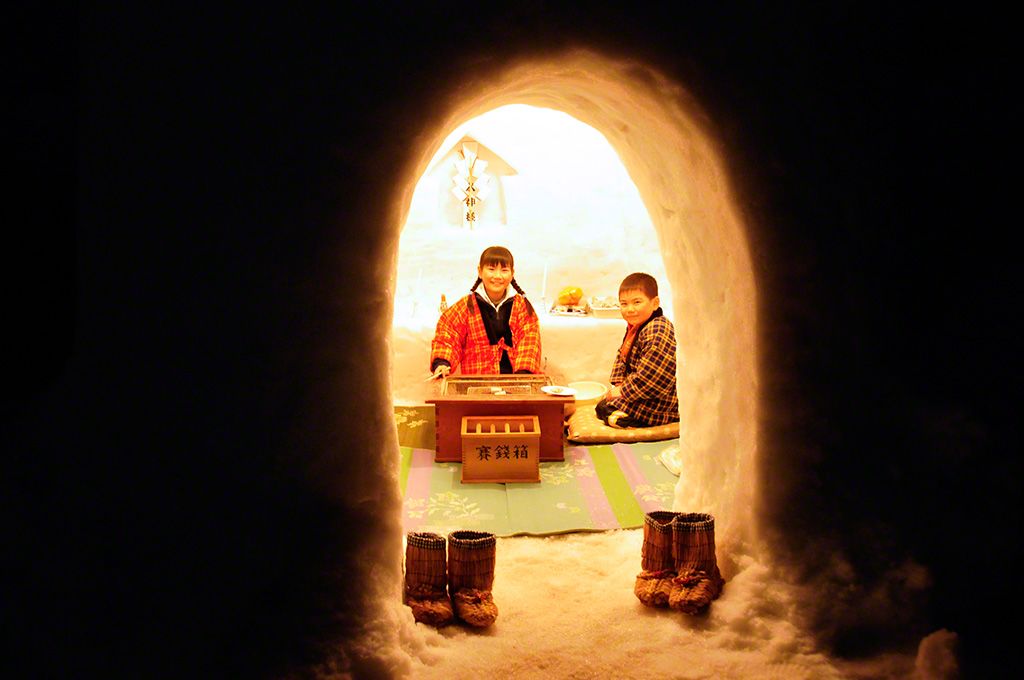 在雪室接待客人的孩子們(秋田縣橫手市)