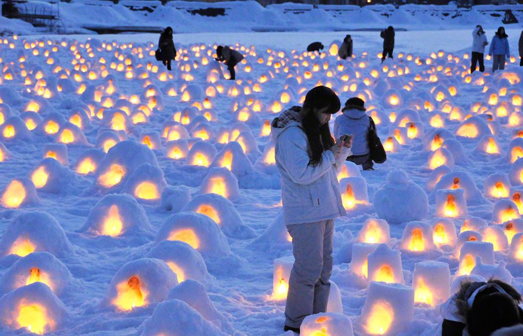 製作迷你雪室的孩子們(秋田縣橫手市)