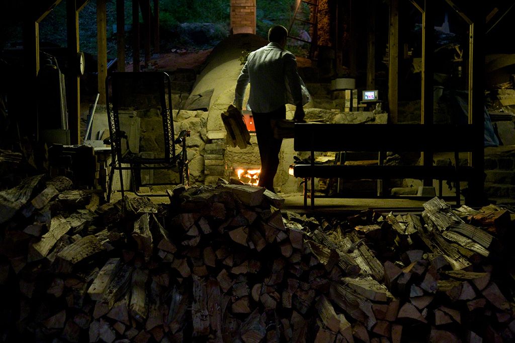 給窯爐添加柴火。燒窯要持續兩週