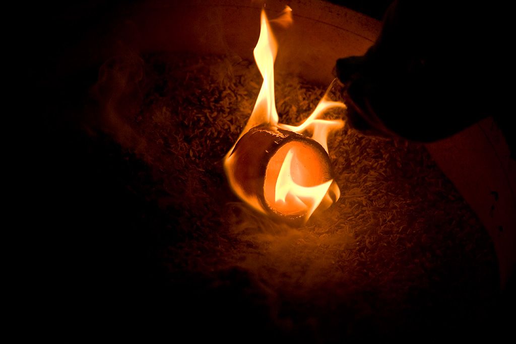 從窯火中取出的正在燒製中的抹茶茶碗