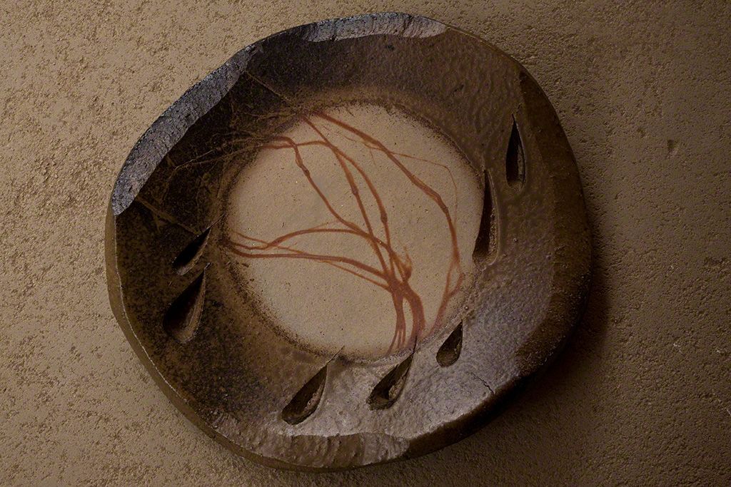 窯變後出現猩紅色條紋的盤子