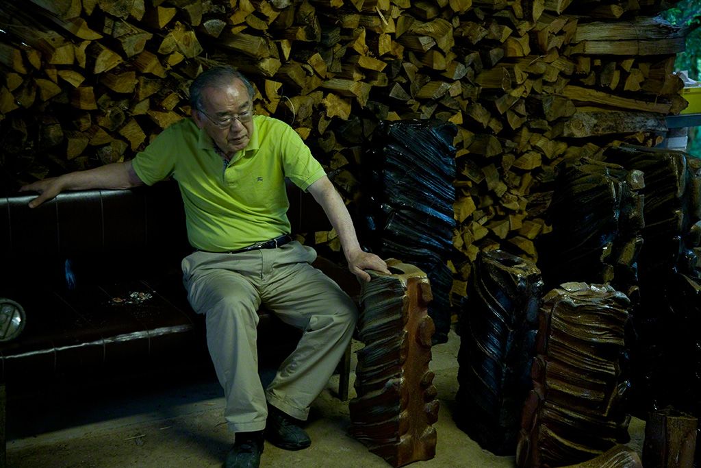 伊勢崎淳正注視著出窯作業