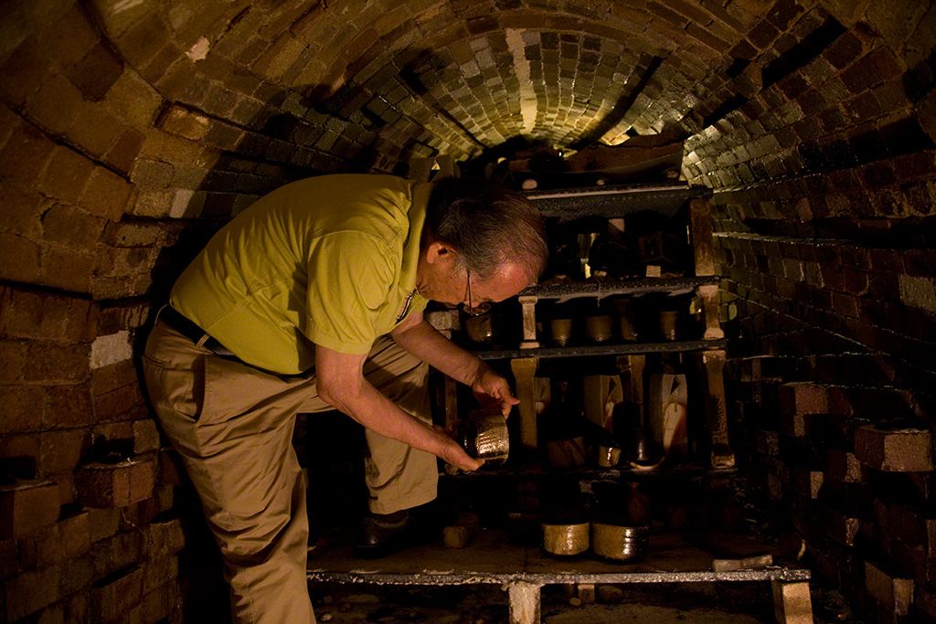 伊勢崎淳在冷卻後的窯內檢查作品