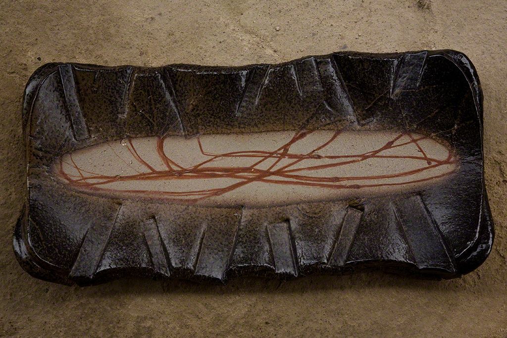 窯變後出現猩紅色條紋的盤子