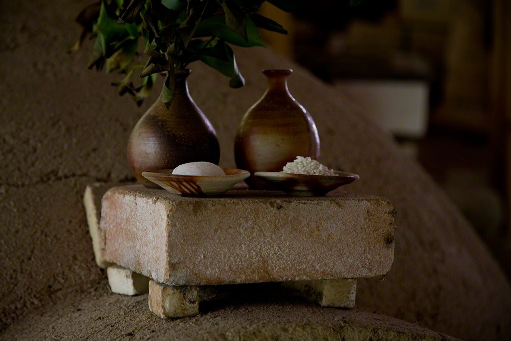 在窯爐的爐口上方,擺放著進獻給神明的供品