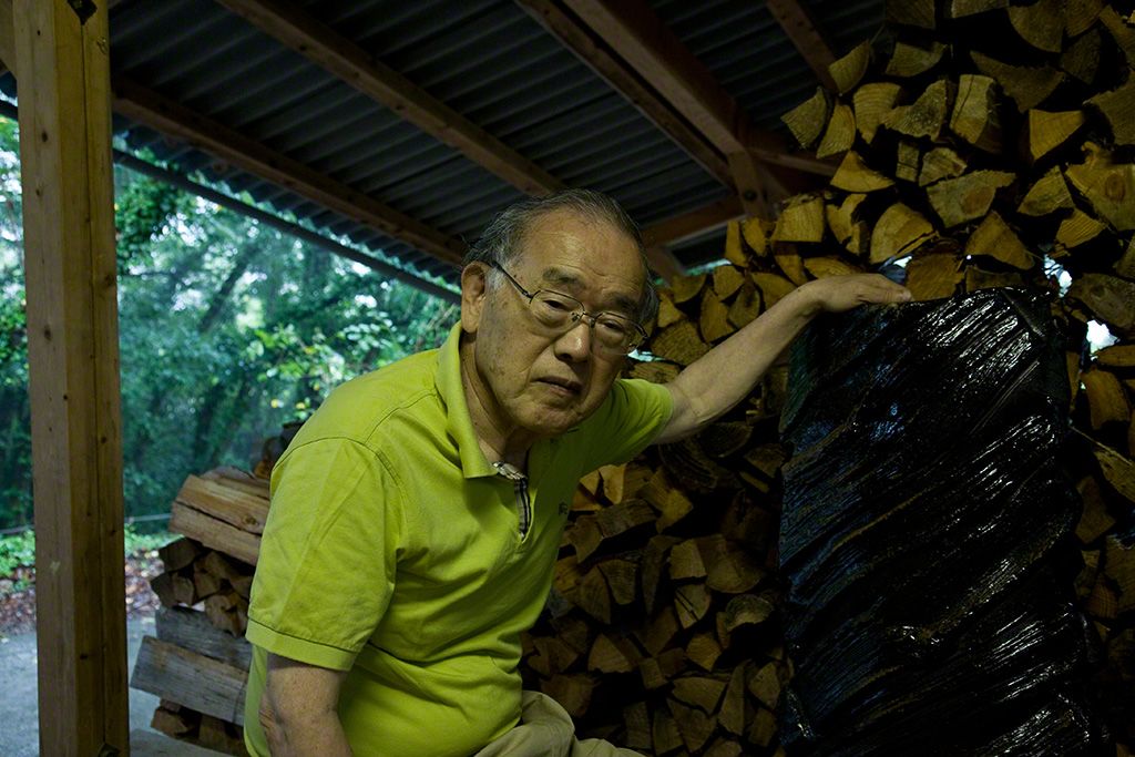 伊勢崎淳把手搭在剛出窯的造型藝術作品上