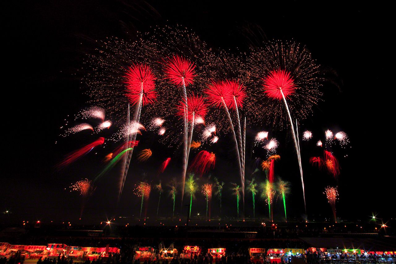 大會主辦方提供的煙火,年年別出心裁,給人帶來驚喜。大曲煙火大會的煙火,主要是以身為參賽者的煙火師發射的,其它還有由當地企業、主辦人等發射的煙火。