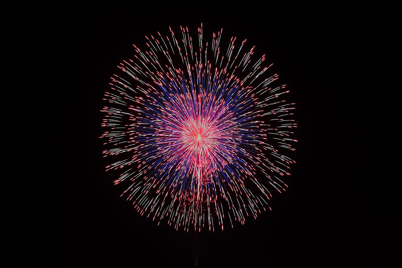 球形綻放的煙火,猶如盛開的菊花,花瓣用四重圓環表現。圓環越多,難度越大