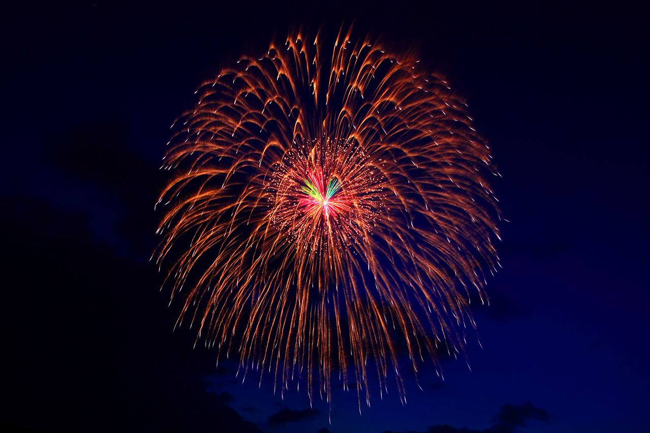 夜晚煙火大賽的標準煙火,它是比賽評分的依據