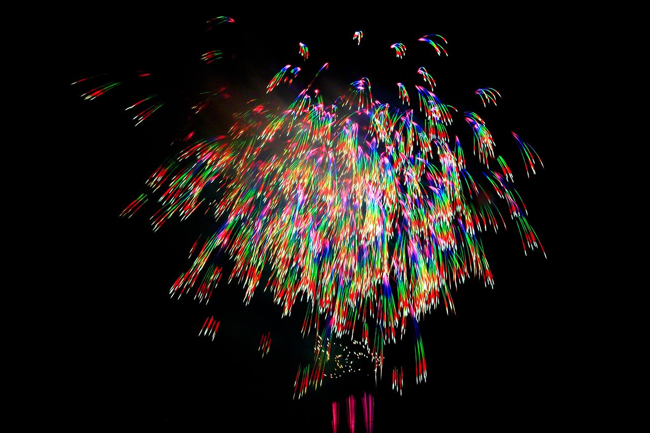 5色煙火,令觀眾著迷