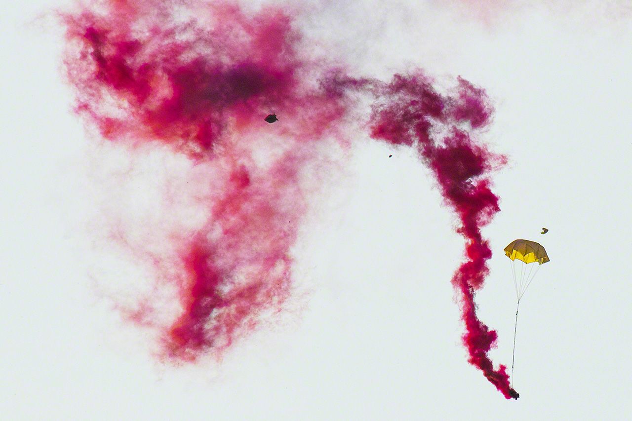 晝日煙火大賽上發射的「煙龍」。讓煙火緩緩落下使用了降落傘。降落傘在夜晚的煙火中也有使用
