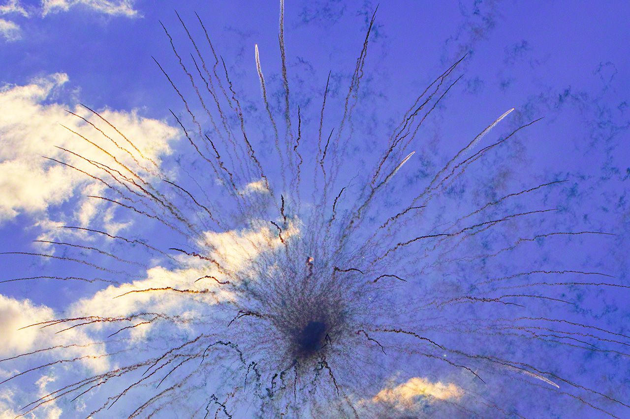 晝日煙火大賽上發射的「煙菊」。表現的是菊花印象