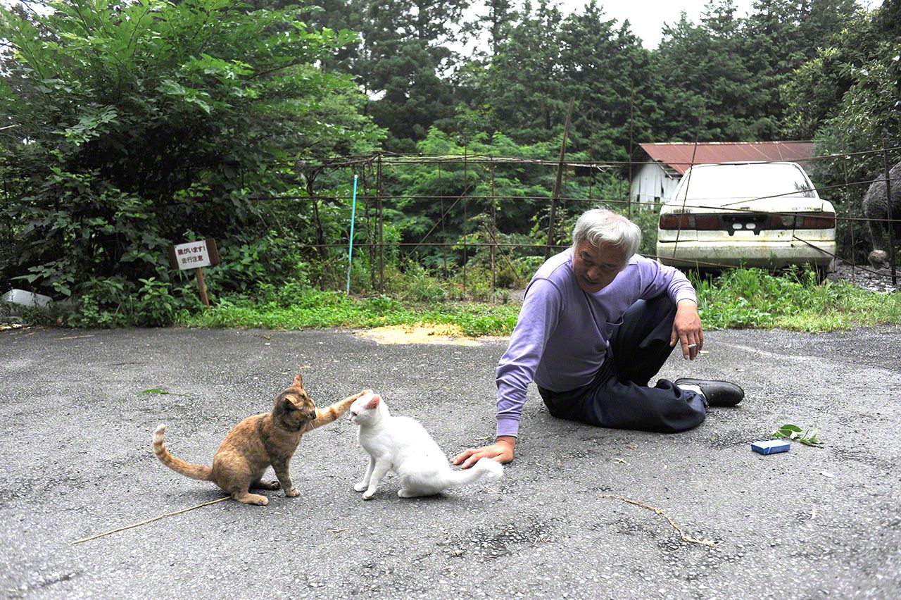 在一旁溫柔地看著天真玩耍的小白與小寂的松村先生