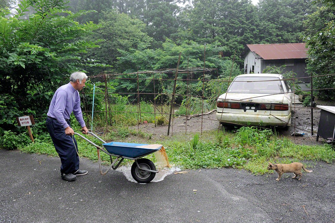 好奇心旺盛的小寂總是對松村先生的行動充滿興趣