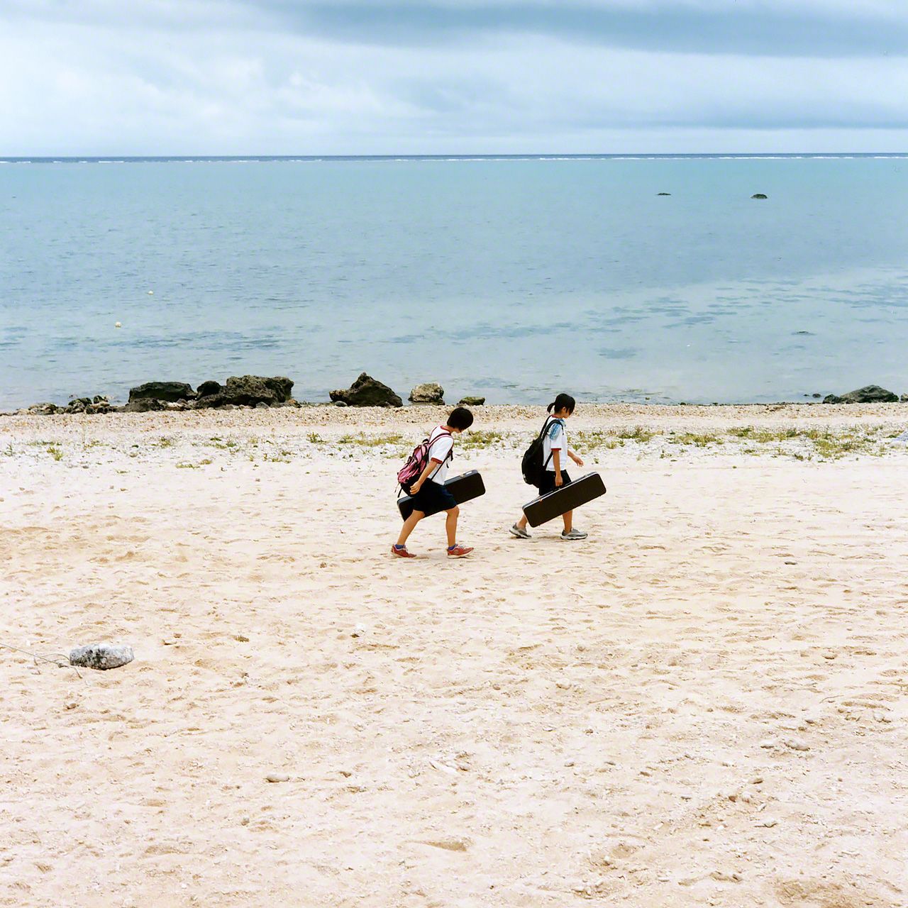 石垣島白保,手提三線琴盒放學回家的少女