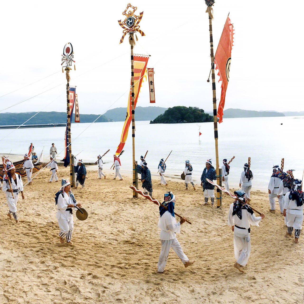 西表島祖內的「節祭」活動中,手持船槳唱歌的儀式