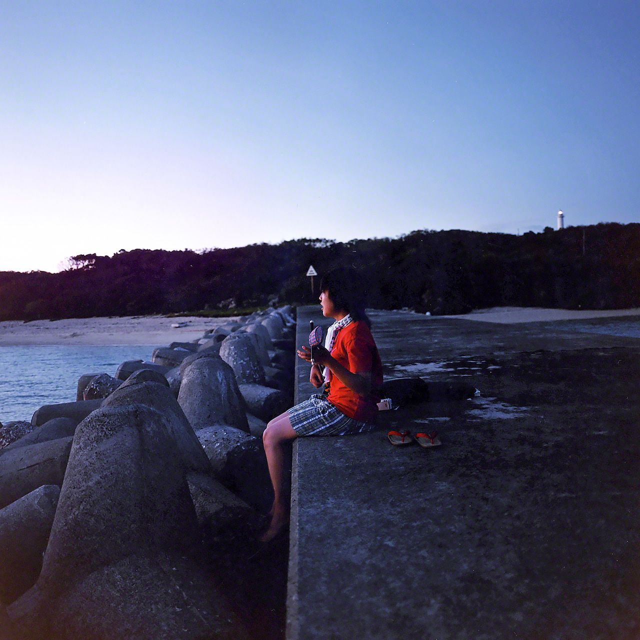 鳩間島,燈塔點燈時分,在棧橋上練習三線琴的少女