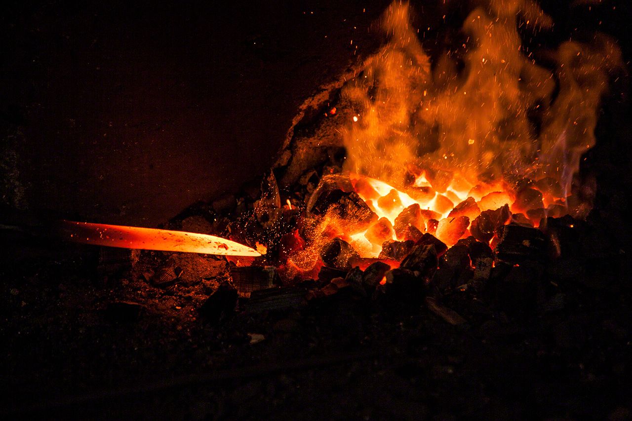 菜刀的「煆燒成型」處理。愛知縣設樂町鐵匠安藤義久的作坊