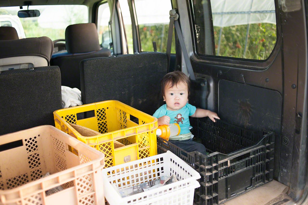 在小貨車裡等候爸爸媽媽