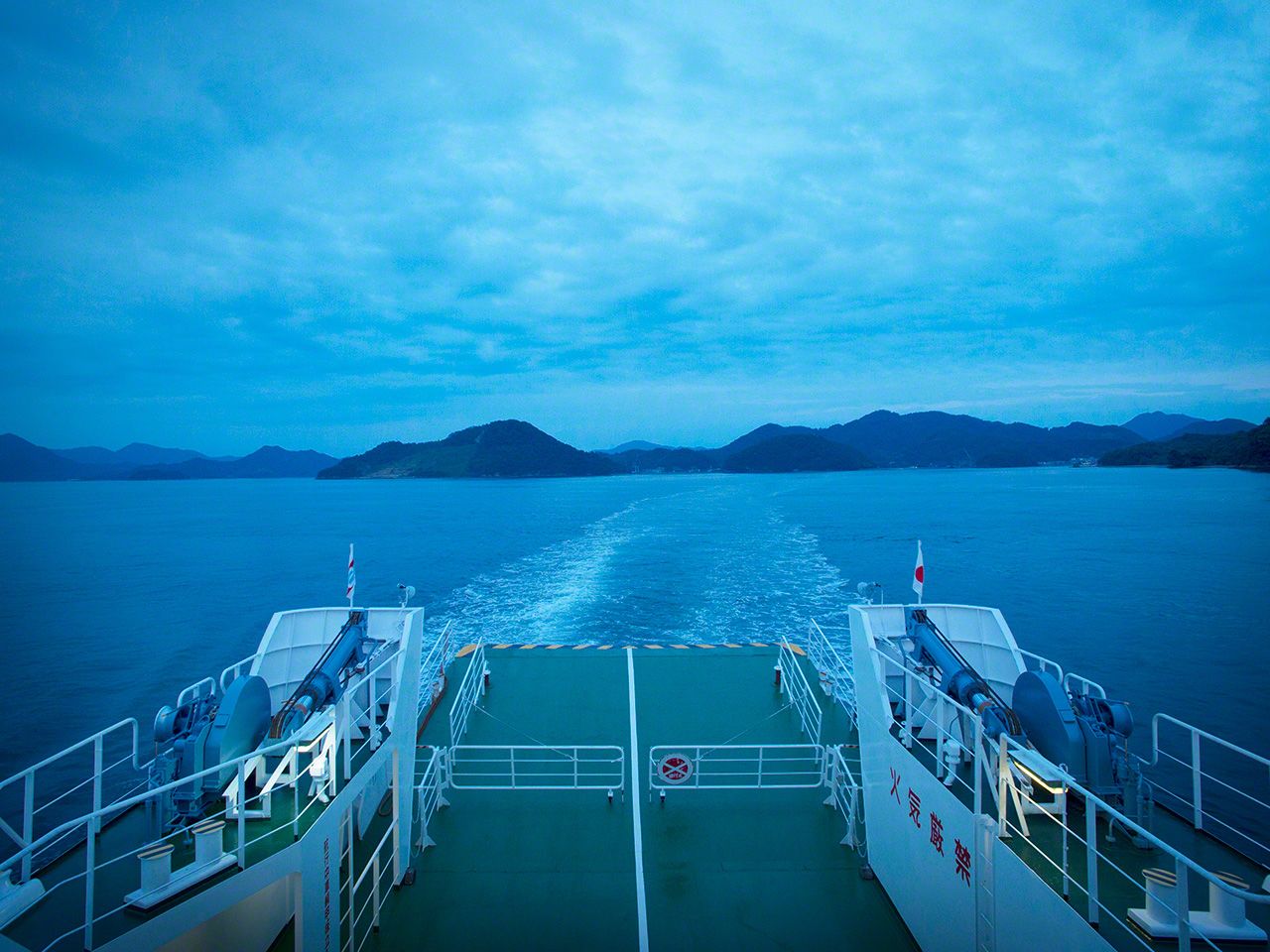 航船行駛的軌跡定格在湛藍的世界中(忽那諸島)