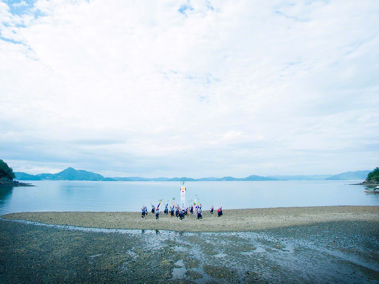 退潮後的海濱上,人們跳起氣勢雄偉的「法樂舞」,它起源於歷史上水軍的出征儀式(因島)