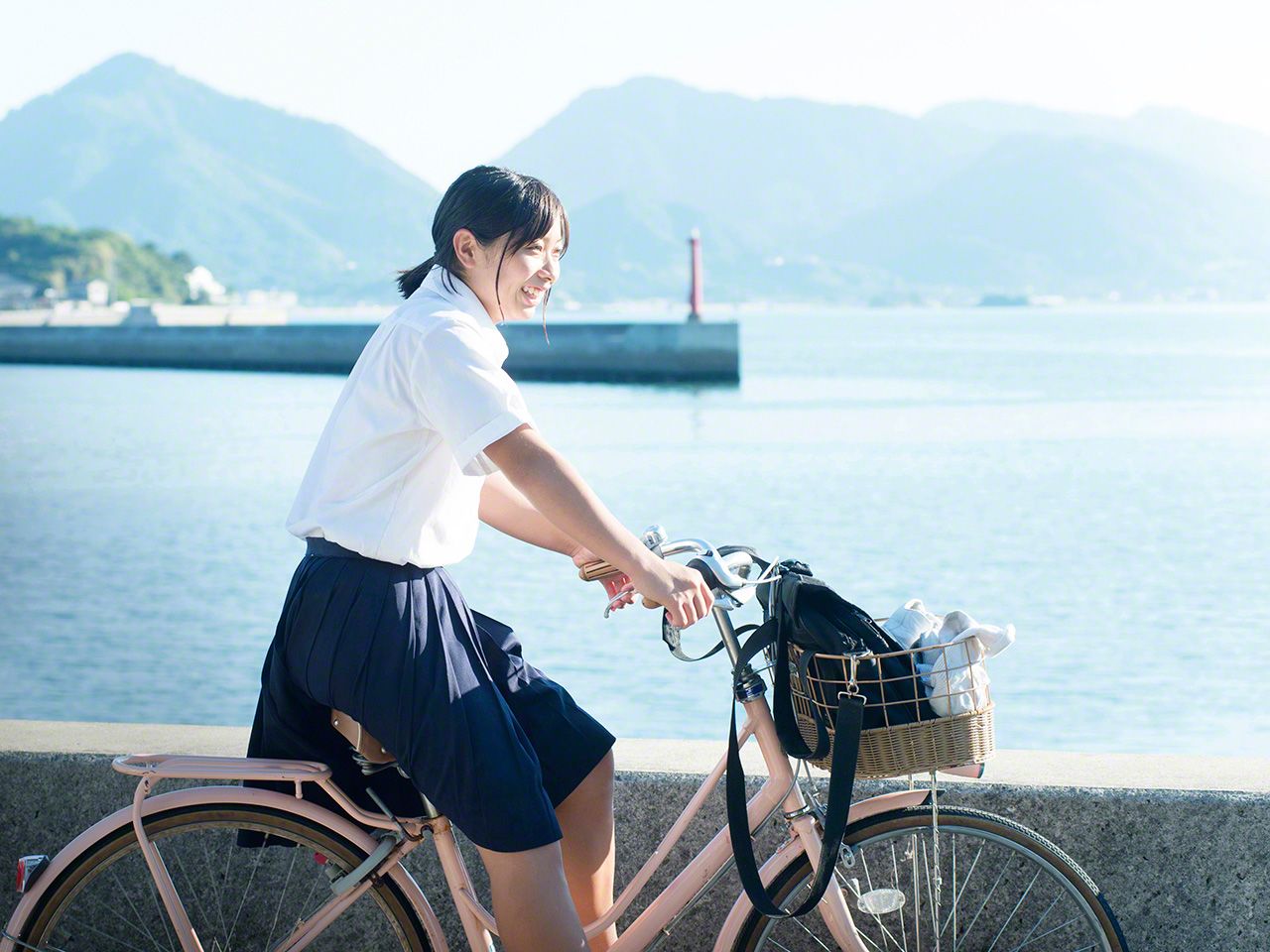 放學時間,在瀨戶內海的映襯下,露出燦爛笑容的少女(因島)