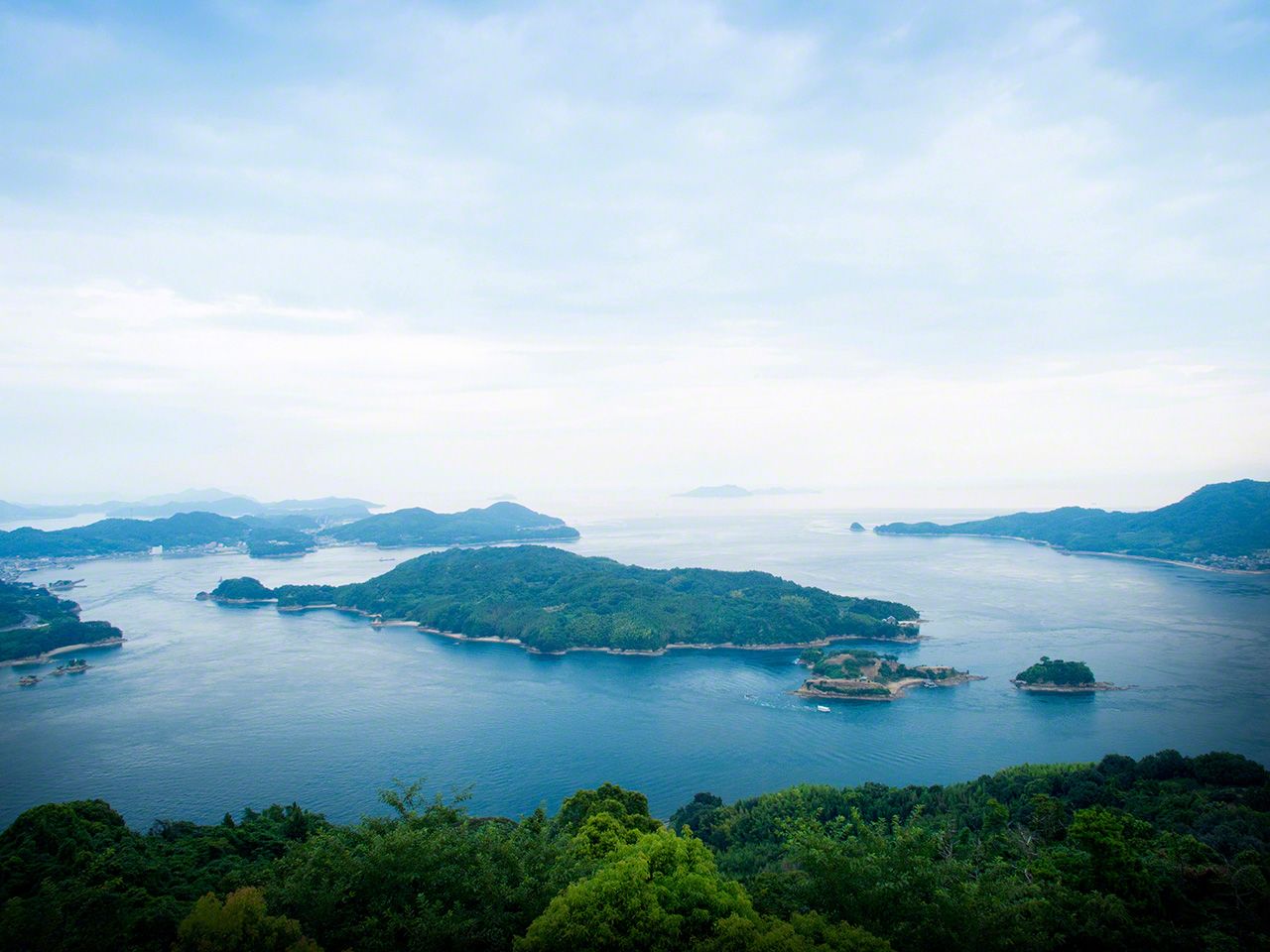 能島,湍急的海流環抱的天險之地(從越智大島眺望),曾是能島水軍的根據地