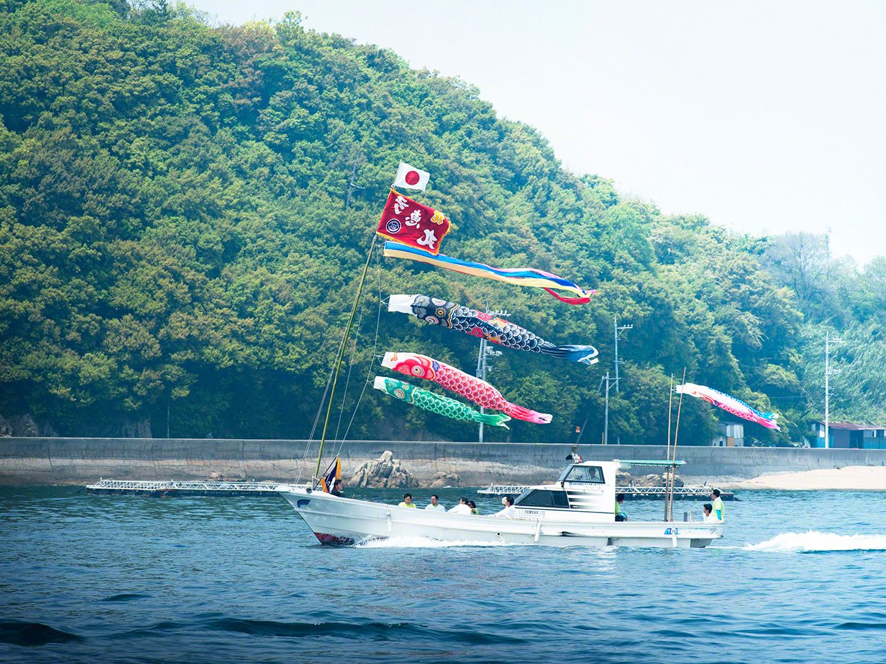 為祈禱孫輩茁壯成長,祖父的漁船掛上鯉魚旗(真鍋島)