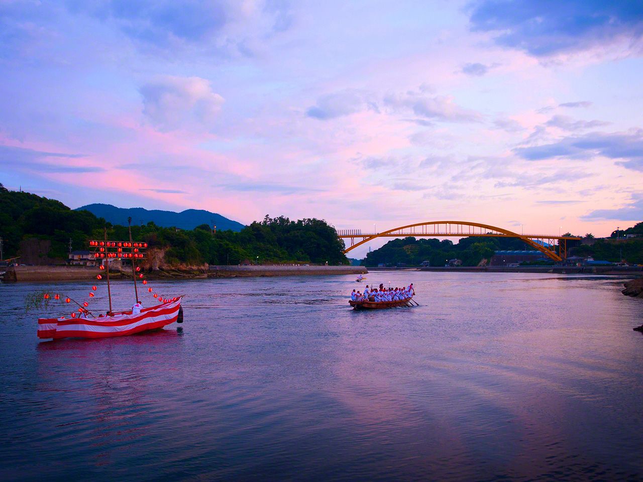 「hourannenya,yoiya,sanosassa(均為歌謠中為諧韻而用的虛詞——譯注)」——在高昂的號聲中,主船和拖船行駛在夕陽西下的瀨戶田航道上(高根島)