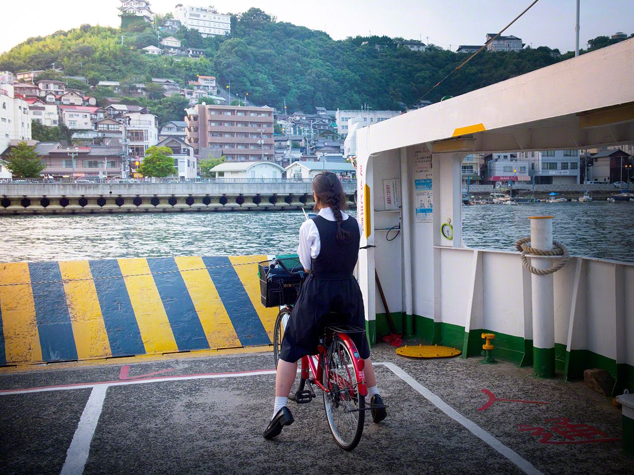 騎腳踏車乘坐渡輪上下學(向島)