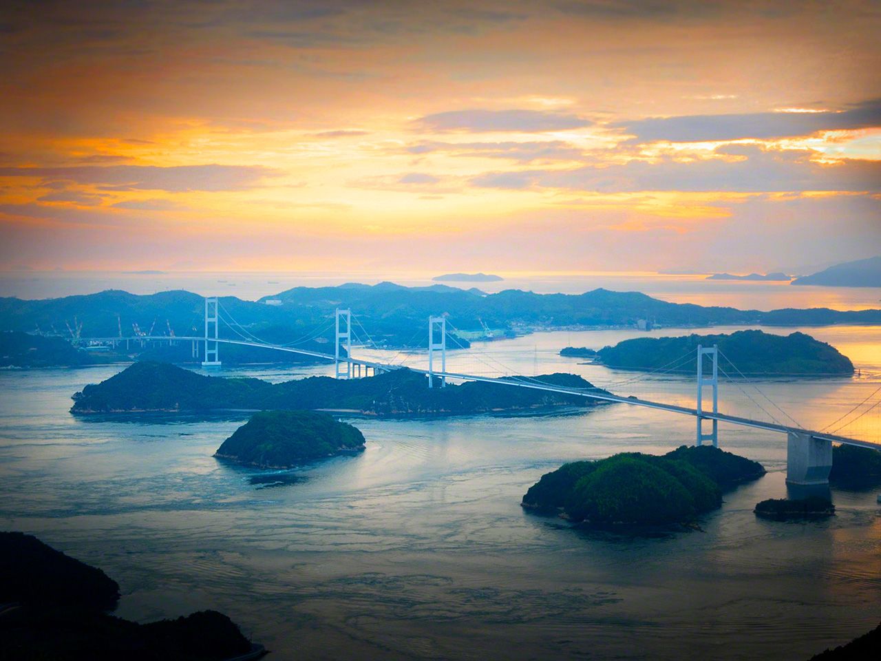 來島海峽的傍晚,這裡以海流湍急聞名(越智大島)