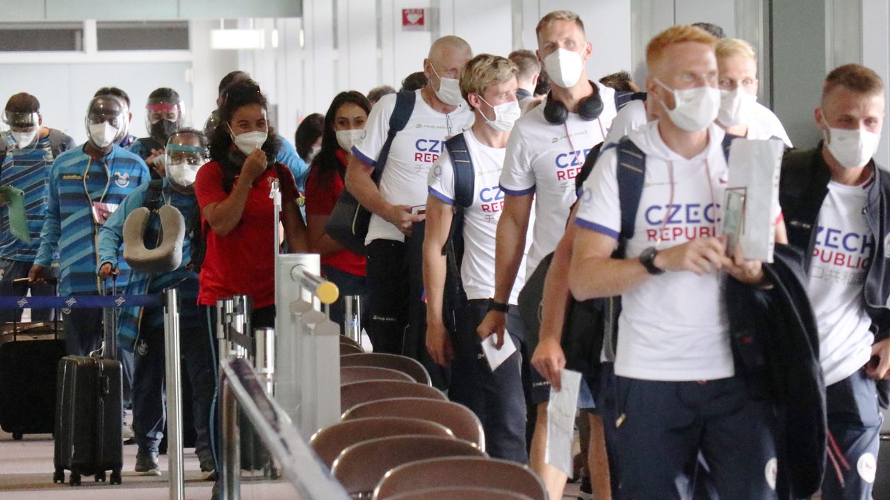 在成田機場入境的奧運外國選手代表團（時事）