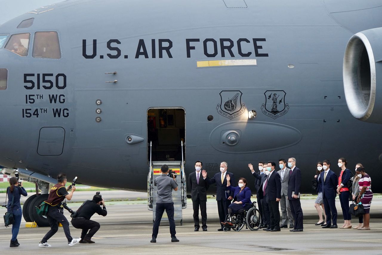搭乘美軍C-17運輸機在臺北市機場降落的美國聯邦參議院軍事委員會和參議院外交委員會的跨黨派議員訪問團。2021年6月6日　AFP＝時事