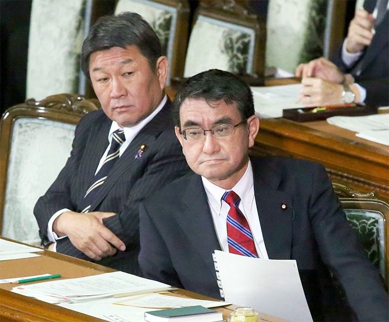 外務大臣河野太郎和經濟再生擔當大臣茂木敏充出席眾議院全體大會,2018年11月20日,國會內(時事)