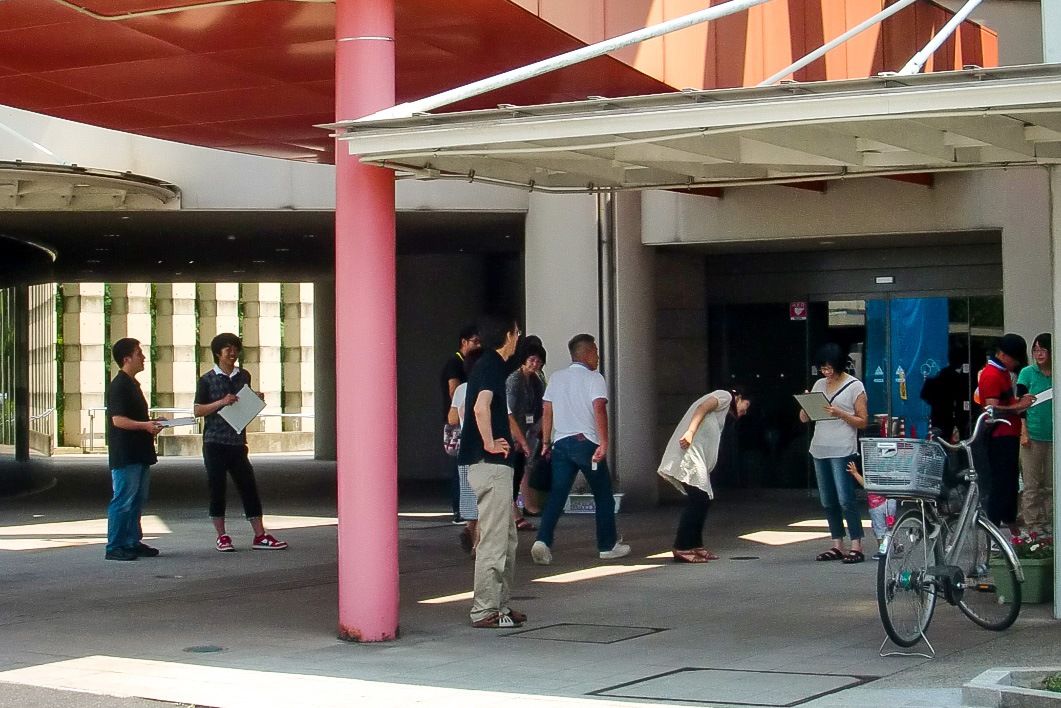 2013年參議院選舉期間，學生們在松江市內實施「出口調查」（筆者攝影）