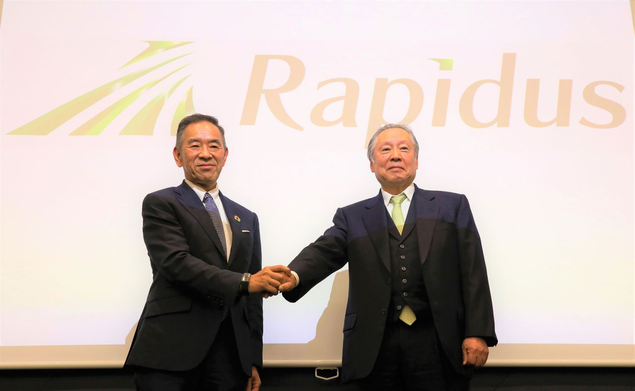 Rapidus社長小池淳義（右）與東哲郎會長在記者會上合影，2022 年 11 月 11 日，東京都港區（時事）