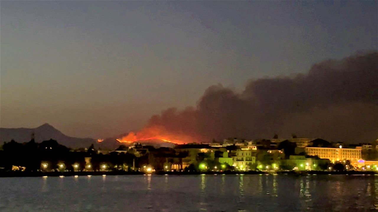 7月下旬，由於連日來的熱浪，導致希臘各地氣溫超過40度，並且引發山林火災。熱門度假勝地科孚島也傳出火災，同時亦發布了疏散警告（路透）