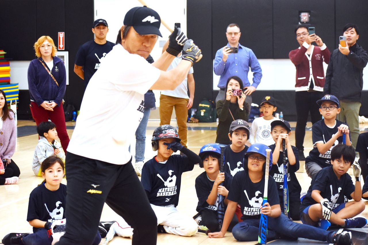 在棒球教室示範打擊動作的松井秀喜（2023年10月29日，美國紐約州）（時事）