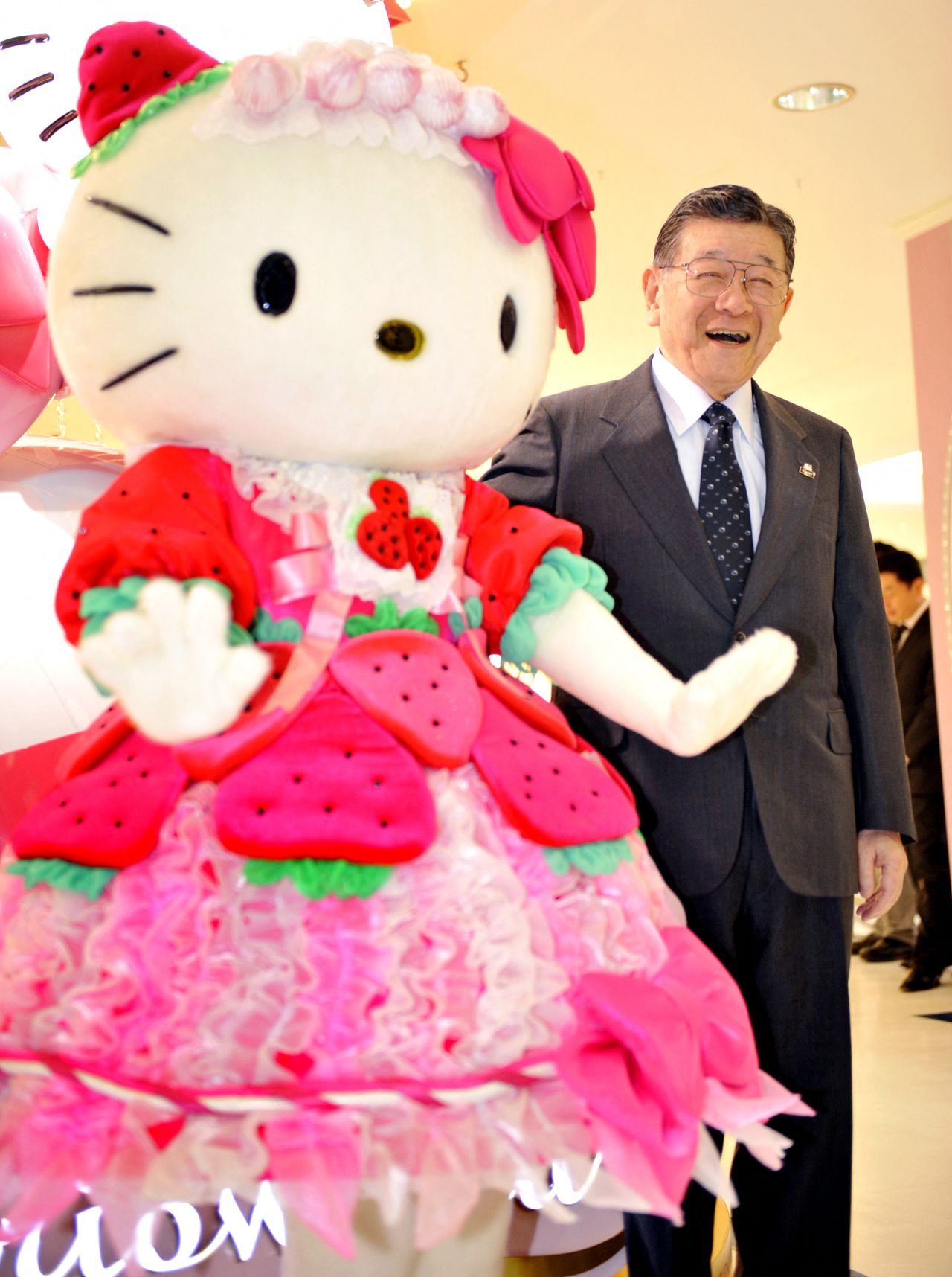 「Hello Kitty」35週年時,與「Hello Kitty」一起拍照的辻信太郎,2009年10月(時事)