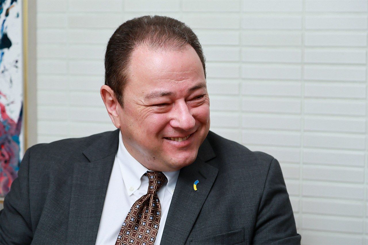 大使微笑談論著日本人對烏克蘭認識的深化,2025年1月17日,於烏克蘭駐日大使館