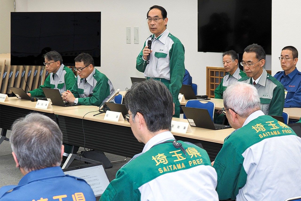 埼玉縣知事大野元裕(中)在危機對策會議上發言。他表示打算成立協力廠商委員會,針對導致路面塌陷的下水管道實施調查,確認施工、管理和檢查工作是否存在問題,2025年1月31日於埼玉市(時事)