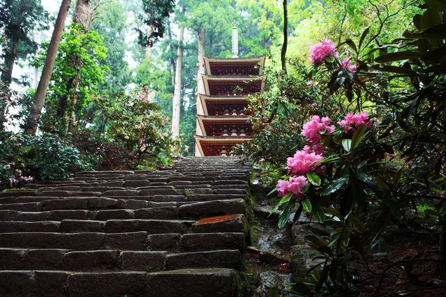位於奈良縣山林之中的寶生寺。以優美的五重塔著名。1988年因颱風受到損壞,2000年得到修復。